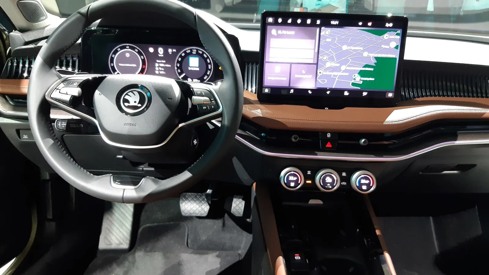 Neues Bedienkonzept im Skoda Superb mit bis zu 13 Zoll großem Touchscreen und digitalen Drehreglern, den sogenannten Smart Dials.